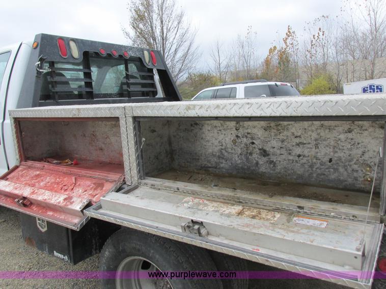 image for item I8878 2009 Ford F350 Super Duty flatbed pickup truck