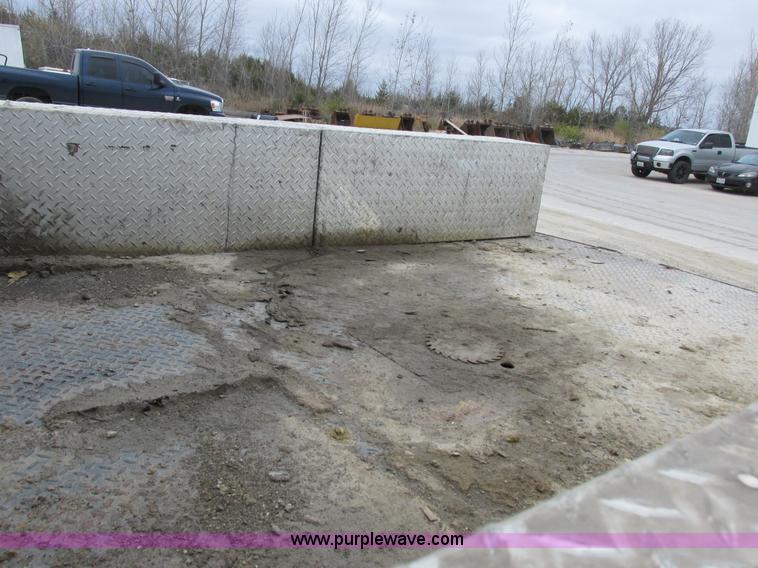 image for item I8878 2009 Ford F350 Super Duty flatbed pickup truck