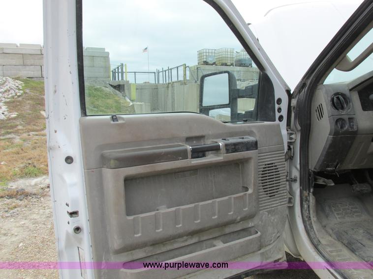 image for item I8878 2009 Ford F350 Super Duty flatbed pickup truck