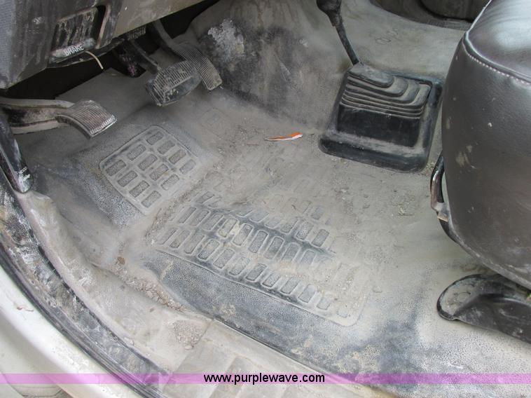 image for item I8878 2009 Ford F350 Super Duty flatbed pickup truck