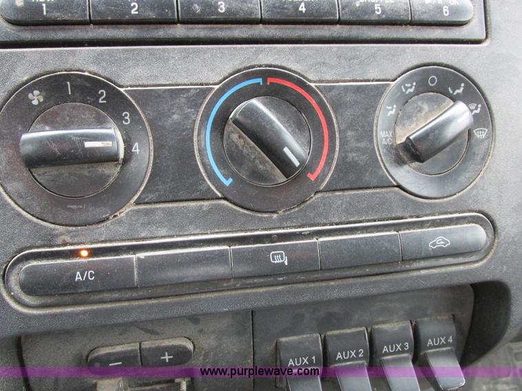 image for item I8878 2009 Ford F350 Super Duty flatbed pickup truck