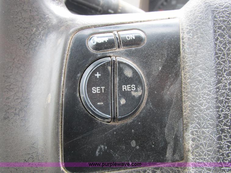 image for item I8878 2009 Ford F350 Super Duty flatbed pickup truck