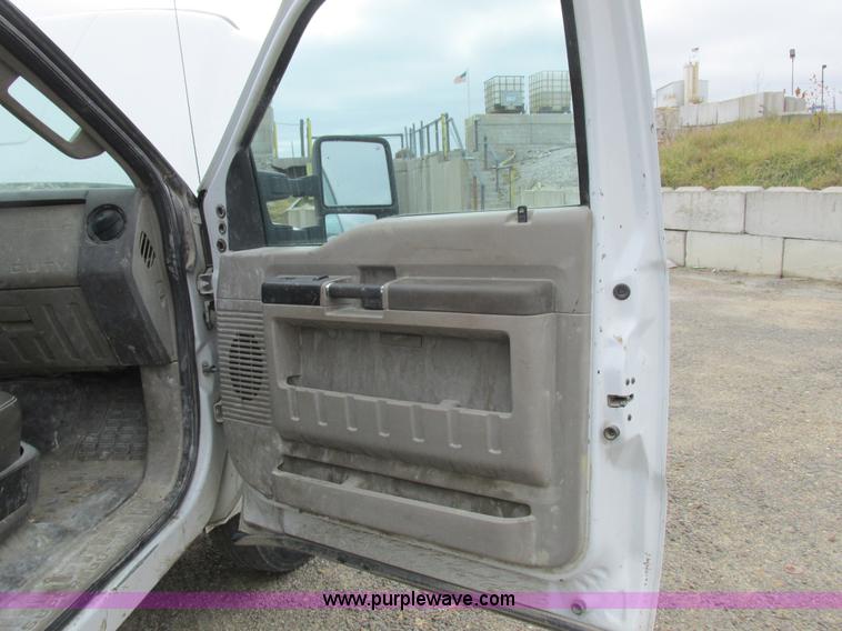 image for item I8878 2009 Ford F350 Super Duty flatbed pickup truck