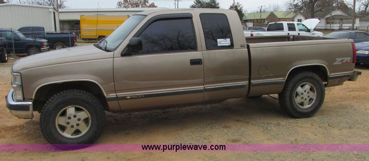 image for item J2361 1995 Chevrolet Silverado 1500 Z71 Ext. Cab pickup truck