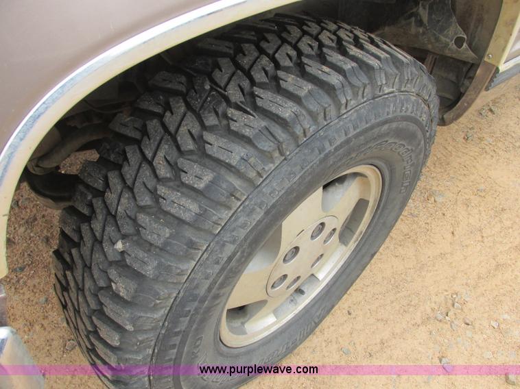 image for item J2361 1995 Chevrolet Silverado 1500 Z71 Ext. Cab pickup truck