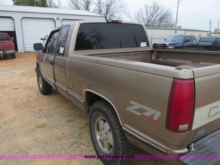 image for item J2361 1995 Chevrolet Silverado 1500 Z71 Ext. Cab pickup truck
