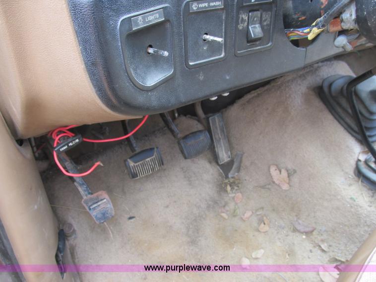 image for item J2364 1987 Ford F250 pickup truck