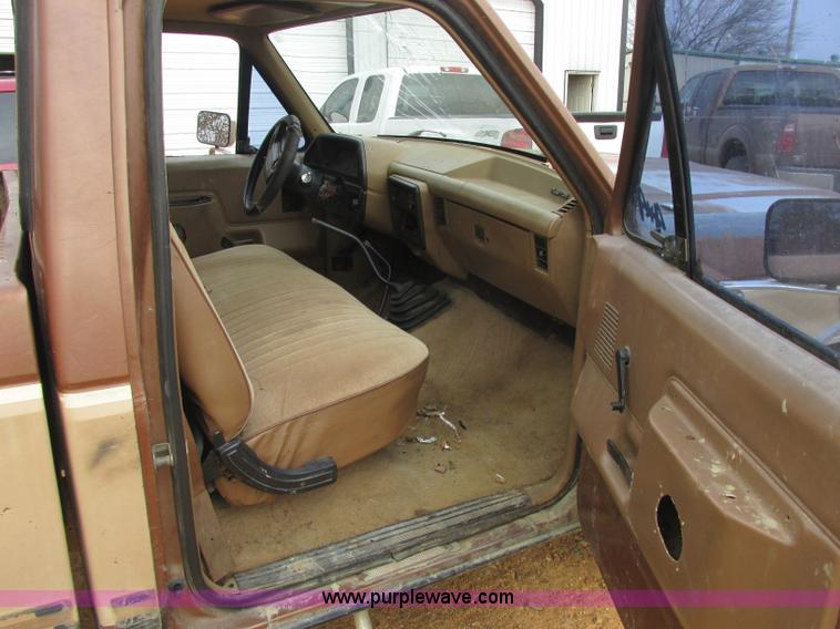 image for item J2364 1987 Ford F250 pickup truck