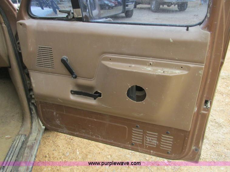 image for item J2364 1987 Ford F250 pickup truck