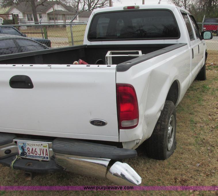 image for item J2365 2004 Ford F250 Super Duty Crew Cab pickup truck