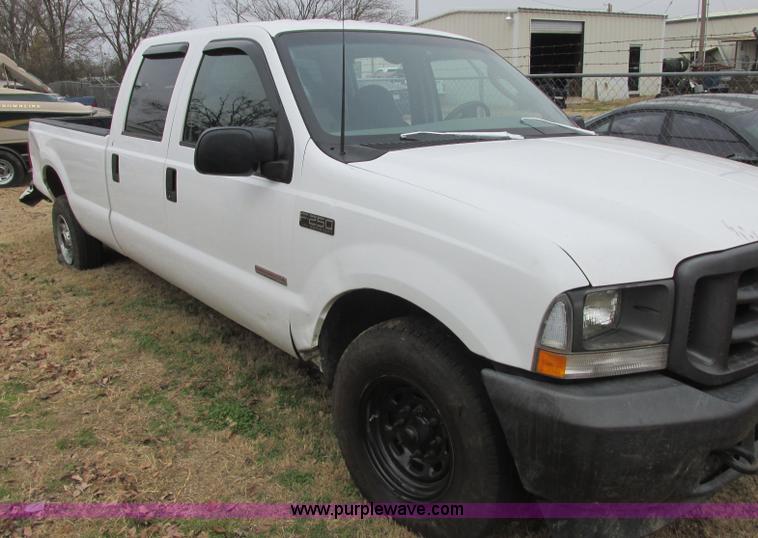 image for item J2365 2004 Ford F250 Super Duty Crew Cab pickup truck