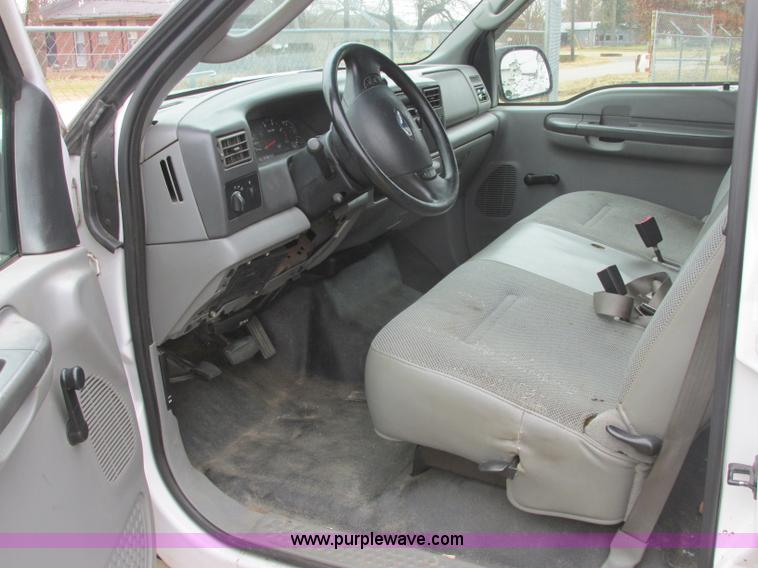 image for item J2365 2004 Ford F250 Super Duty Crew Cab pickup truck