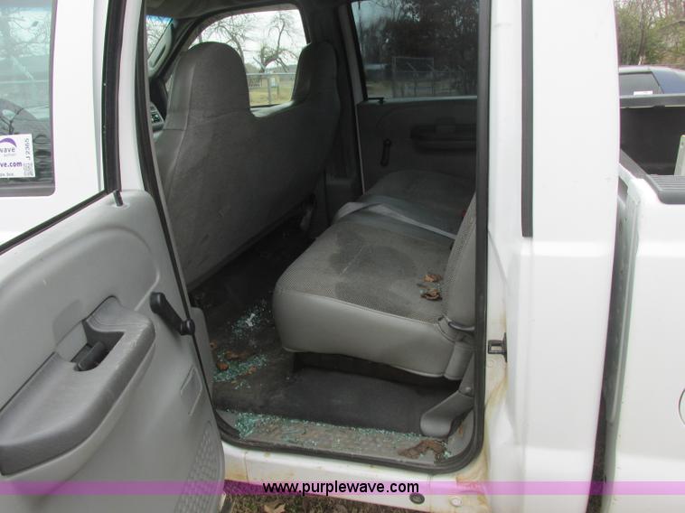 image for item J2365 2004 Ford F250 Super Duty Crew Cab pickup truck