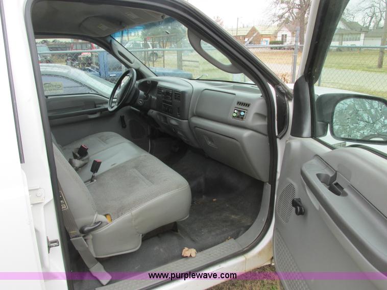 image for item J2365 2004 Ford F250 Super Duty Crew Cab pickup truck