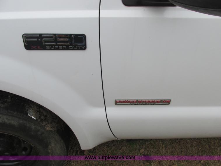 image for item J2365 2004 Ford F250 Super Duty Crew Cab pickup truck