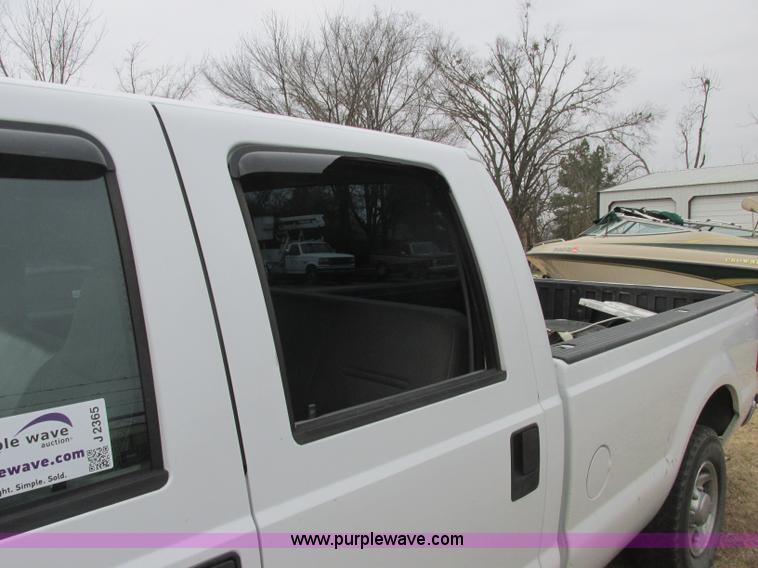 image for item J2365 2004 Ford F250 Super Duty Crew Cab pickup truck