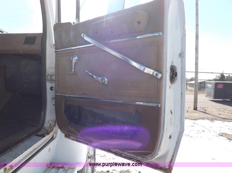 image for item K3032 1987 Ford LN8000 flatbed truck