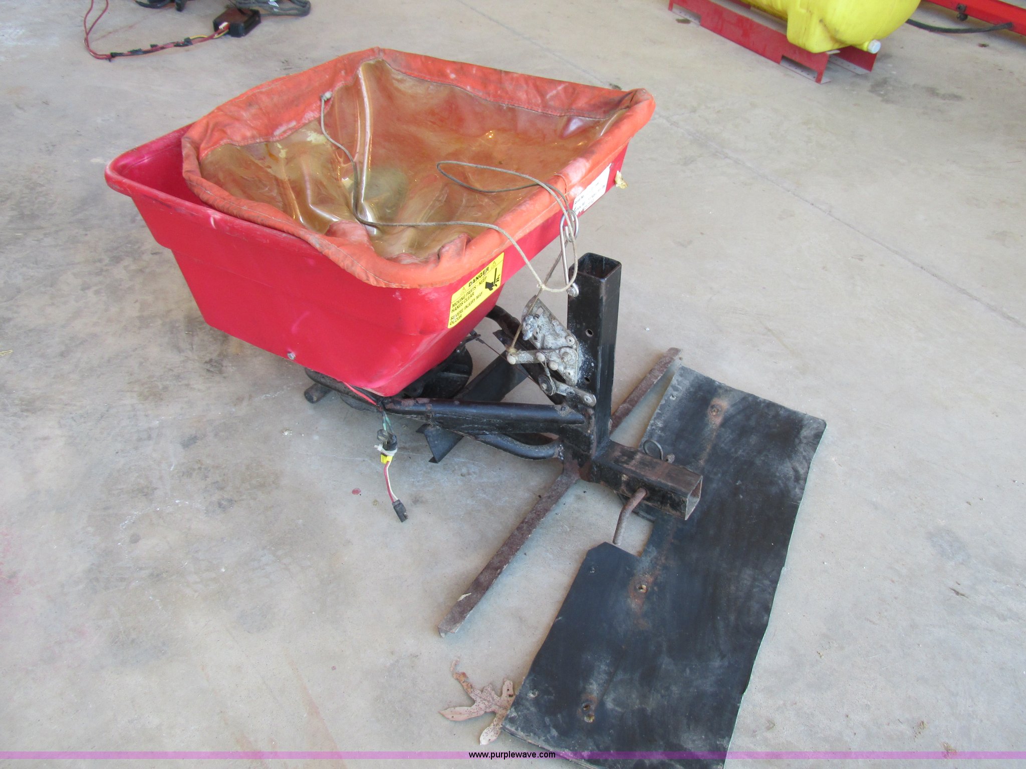 Earthway EVN Spread broadcast spreader in Warrenton, MO Item AW9853