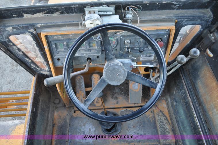 image for item F2128 1976 Case 680E Construction King backhoe