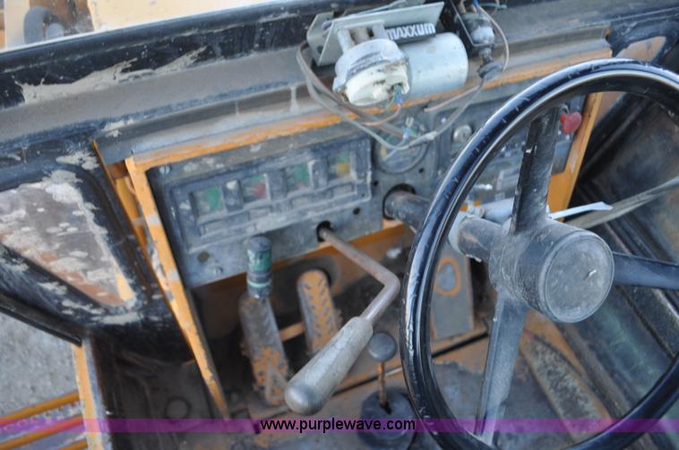 image for item F2128 1976 Case 680E Construction King backhoe