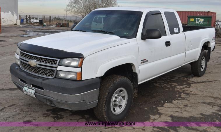 image for item F2137 2005 Chevrolet Silverado 3500 Ext. Cab pickup truck
