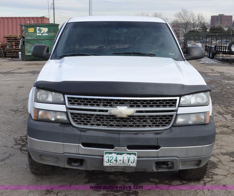image for item F2137 2005 Chevrolet Silverado 3500 Ext. Cab pickup truck