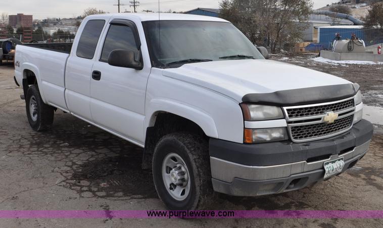 image for item F2137 2005 Chevrolet Silverado 3500 Ext. Cab pickup truck