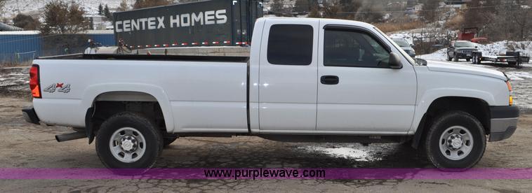 image for item F2137 2005 Chevrolet Silverado 3500 Ext. Cab pickup truck