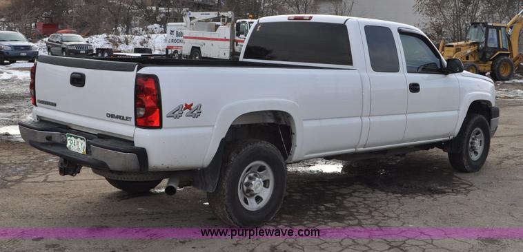 image for item F2137 2005 Chevrolet Silverado 3500 Ext. Cab pickup truck