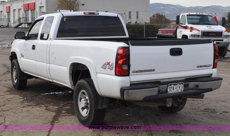 image for item F2137 2005 Chevrolet Silverado 3500 Ext. Cab pickup truck