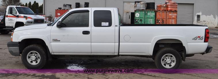 image for item F2137 2005 Chevrolet Silverado 3500 Ext. Cab pickup truck