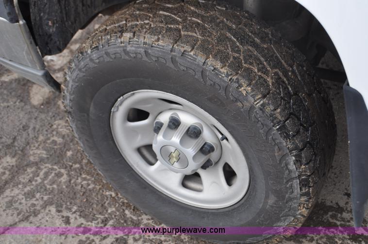 image for item F2137 2005 Chevrolet Silverado 3500 Ext. Cab pickup truck
