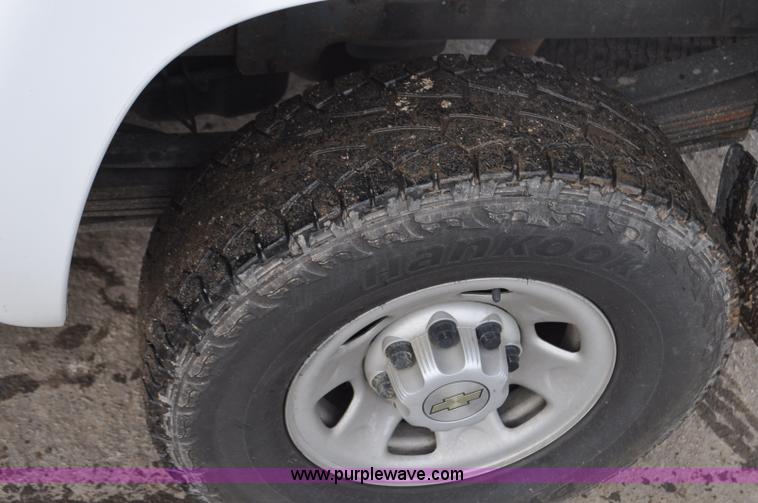 image for item F2137 2005 Chevrolet Silverado 3500 Ext. Cab pickup truck