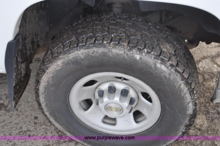 image for item F2137 2005 Chevrolet Silverado 3500 Ext. Cab pickup truck