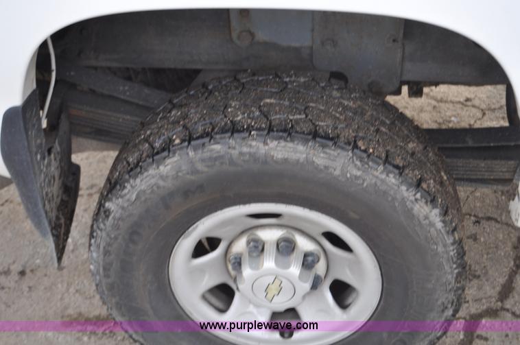 image for item F2137 2005 Chevrolet Silverado 3500 Ext. Cab pickup truck