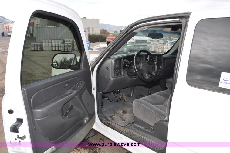 image for item F2137 2005 Chevrolet Silverado 3500 Ext. Cab pickup truck