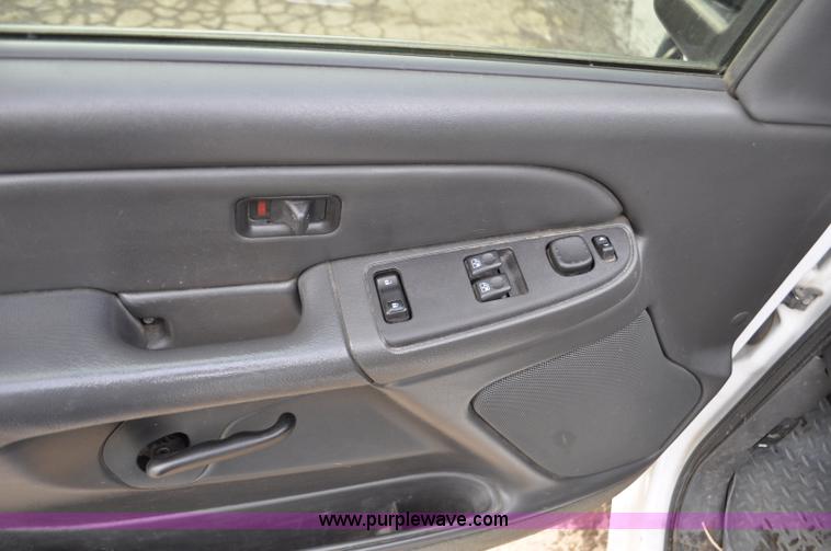 image for item F2137 2005 Chevrolet Silverado 3500 Ext. Cab pickup truck