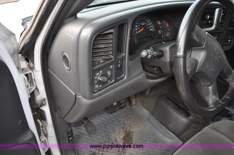 image for item F2137 2005 Chevrolet Silverado 3500 Ext. Cab pickup truck