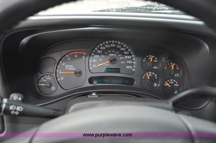 image for item F2137 2005 Chevrolet Silverado 3500 Ext. Cab pickup truck