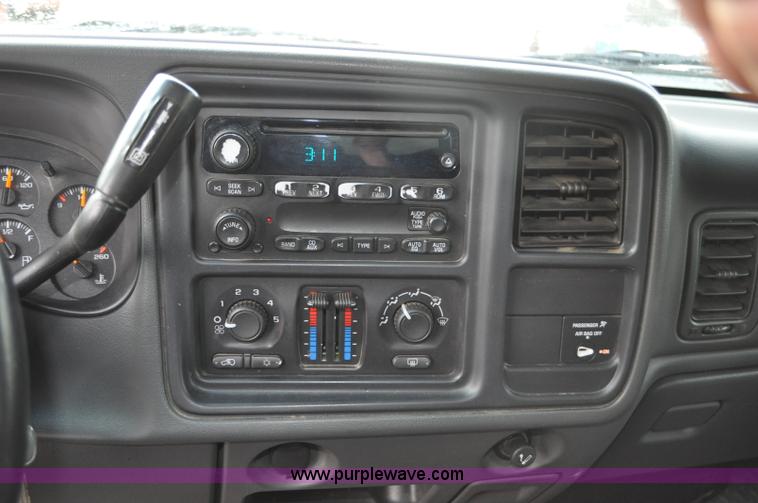 image for item F2137 2005 Chevrolet Silverado 3500 Ext. Cab pickup truck