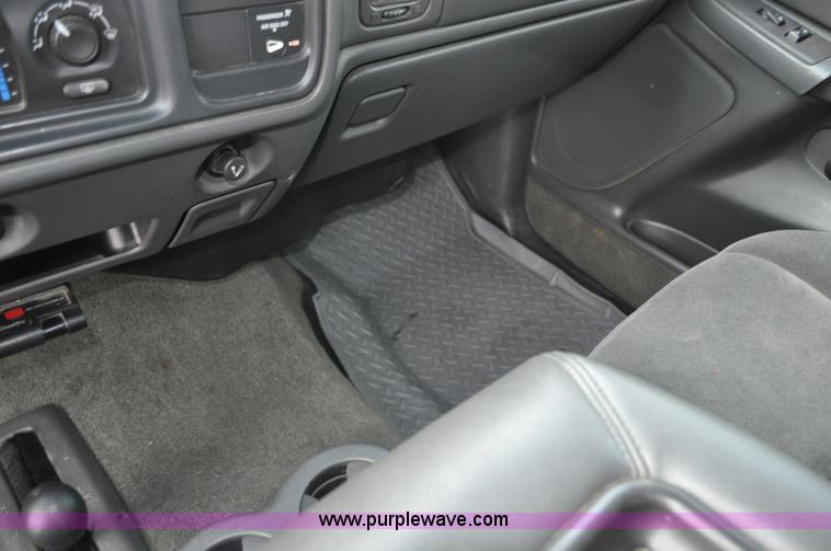 image for item F2137 2005 Chevrolet Silverado 3500 Ext. Cab pickup truck