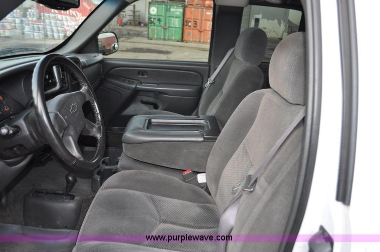 image for item F2137 2005 Chevrolet Silverado 3500 Ext. Cab pickup truck