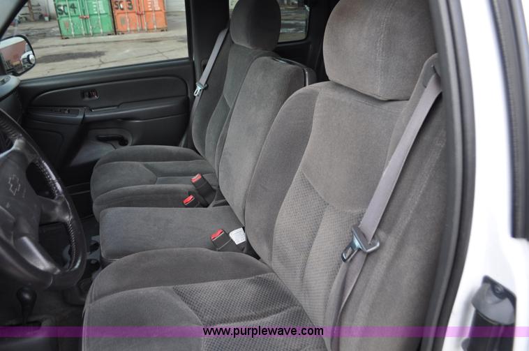 image for item F2137 2005 Chevrolet Silverado 3500 Ext. Cab pickup truck