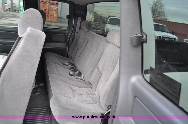 image for item F2137 2005 Chevrolet Silverado 3500 Ext. Cab pickup truck