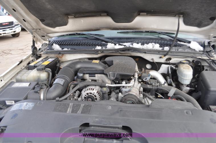 image for item F2137 2005 Chevrolet Silverado 3500 Ext. Cab pickup truck