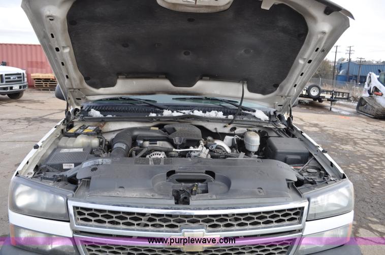 image for item F2137 2005 Chevrolet Silverado 3500 Ext. Cab pickup truck