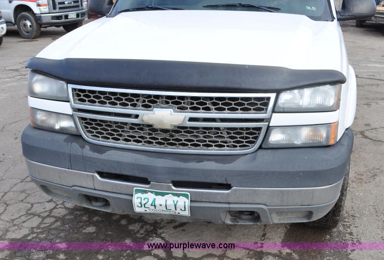 image for item F2137 2005 Chevrolet Silverado 3500 Ext. Cab pickup truck