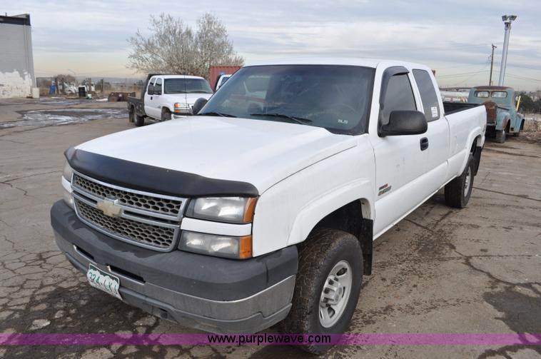 image for item F2137 2005 Chevrolet Silverado 3500 Ext. Cab pickup truck