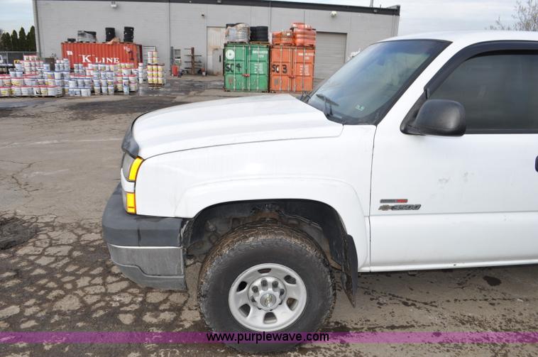 image for item F2137 2005 Chevrolet Silverado 3500 Ext. Cab pickup truck