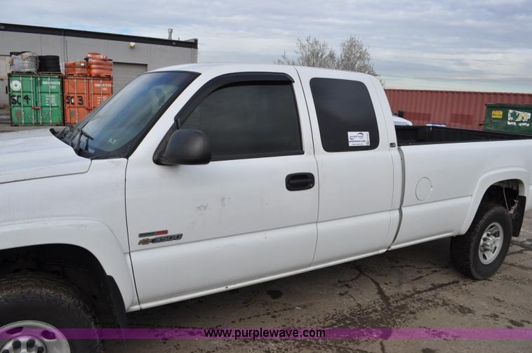 image for item F2137 2005 Chevrolet Silverado 3500 Ext. Cab pickup truck